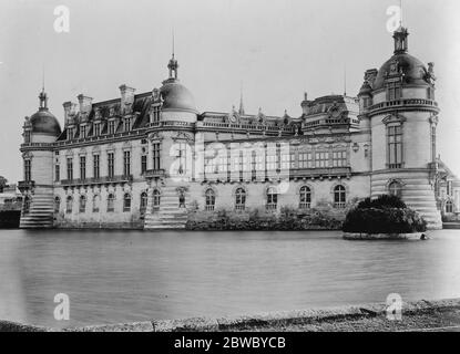 Bijoux historiques volés de la tour du Trésor du célèbre château . Grand Conde Ross Diamond volé au Château de Chantilly . La façade nord-ouest du Château , montrant la tour du Trésor en premier plan . 13 octobre 1926 Banque D'Images