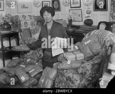 Les cadeaux de noël du premier ministre . Mme Stanley Baldwin vérifie les cadeaux de noël qu'elle et son mari envoient de leur résidence à Astley Hall , près de Stourport . 22 décembre 1924 Banque D'Images