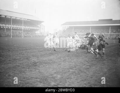 Oxford batte Cambridge dans une grande lutte de rugby à Twickenham . Une marche intelligente de Cambridge . 9 décembre 1924 Banque D'Images