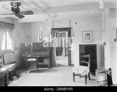 Visite du Prince de Galles . Appartements royaux sur HMS Repulse . Vue dans la salle à manger du Prince montrant le piano électrique qui a été installé. 26 mars 1925 Banque D'Images