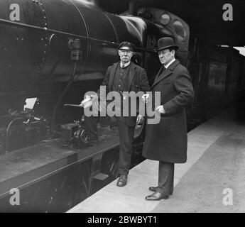 Le sénateur Wilson revient en Australie . Le sénateur Wilson a quitté Victoria en route pour l'Australie . Il a été vu par Sir Joseph Cook , Haut-commissaire à Londres . Le sénateur Wilson discutant avec le pilote du moteur . 10 mai 1924 Banque D'Images
