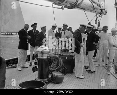 Le Roi prend la roue de son yacht Britannia . 7 août 1924 Banque D'Images