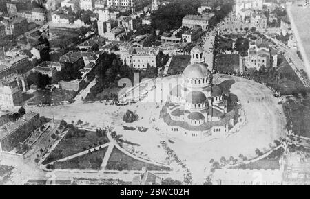 140 tués dans la cathédrale de Sveta Nedelia à Sofia (Bulgarie) explosion de bombe pendant les funérailles du général C Georgieff 18 avril 1925 Banque D'Images