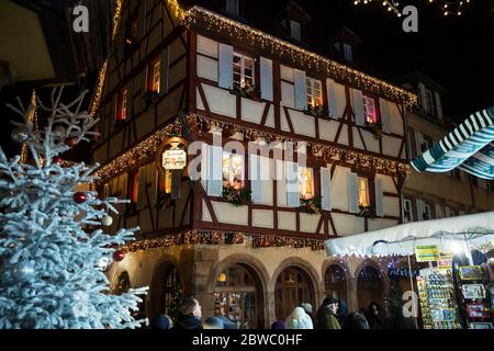 Colmar, Alsace, France - 13 décembre 2019 : petite Venise, rues et maisons décorées pour noël. Banque D'Images