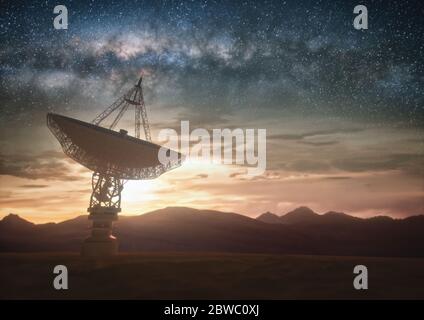 Grand plat antenne satellite pour la communication et la réception du signal hors de la planète Terre. La recherche de l'Observatoire pour la radio dans l'espace au coucher du soleil. Banque D'Images