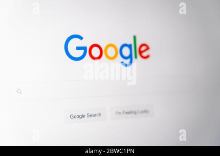 Le site Web de Google HomePage avec le logo Google, la barre de recherche et je suis le bouton chanceux dans la langue anglaise sur un écran d'ordinateur Banque D'Images