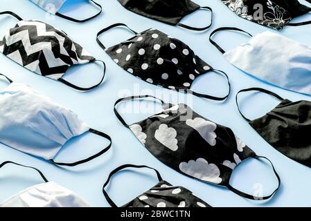 Masques de protection du visage faits main sur fond bleu plat. Masques faciaux réutilisables en tissu contre le coronavirus, le covid-19 ou la grippe. Modèle de masque médical Banque D'Images