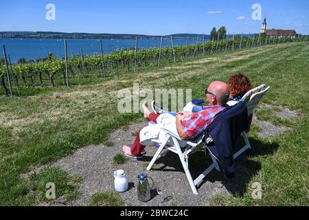 Birnau Maurach am Bodensee, Allemagne. 31 mai 2020. Petra et Dieter Rauser d'Altensteig dans le nord de la Forêt Noire pique-niquer sur un pré non loin de l'église monastère de Birnau sur le lac de Constance. Credit: Felix Kästle/dpa/Alay Live News Banque D'Images