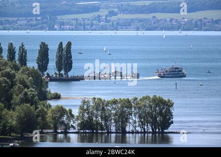 Birnau Maurach am Bodensee, Allemagne. 31 mai 2020. Un bateau à passagers sort du stade d'atterrissage d'Unteruhldingen au lac de Constance en direction de Friedrichshafen. La natation dans le lac de Constance est généralement autorisée à l'heure actuelle. Les piscines resteront fermées indéfiniment, selon le Südwestpresse. Credit: Felix Kästle/dpa/Alay Live News Banque D'Images