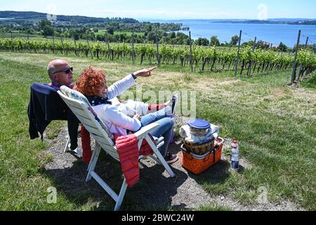 Birnau Maurach am Bodensee, Allemagne. 31 mai 2020. Petra et Dieter Rauser d'Altensteig dans le nord de la Forêt Noire pique-niquer sur un pré non loin de l'église monastère de Birnau sur le lac de Constance. Credit: Felix Kästle/dpa/Alay Live News Banque D'Images