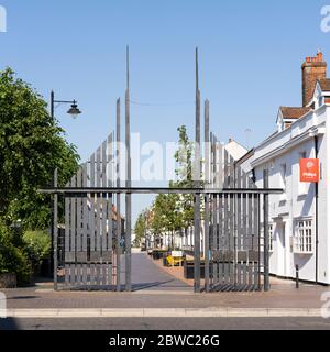 La porte de la porte de la porte de Triumphal annonce l'entrée du centre-ville de Basingstoke. Les portes métalliques ont été forgées en acier et contiennent des panneaux décoratifs. ROYAUME-UNI Banque D'Images