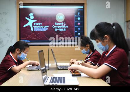 Pékin, Chine. 30 mai 2020. Les candidats participent à la première coupe de Shenmo International Little Scholars Online Abacus Mental Math Competition à Beijing, Chine, le 30 mai 2020. Le premier concours international de petites boursiers en ligne de la coupe de Shenmo a eu lieu samedi et a été diffusé en direct en ligne simultanément sur plusieurs sites de compétition. La compétition a attiré plus de 1,500 participants de 13 pays dont la Chine, Singapour, les pays-Bas et le Nigeria. Crédit : ma Ning/Xinhua/Alay Live News Banque D'Images