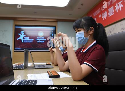 Pékin, Chine. 30 mai 2020. Les candidats participent à la première coupe de Shenmo International Little Scholars Online Abacus Mental Math Competition à Beijing, Chine, le 30 mai 2020. Le premier concours international de petites boursiers en ligne de la coupe de Shenmo a eu lieu samedi et a été diffusé en direct en ligne simultanément sur plusieurs sites de compétition. La compétition a attiré plus de 1,500 participants de 13 pays dont la Chine, Singapour, les pays-Bas et le Nigeria. Crédit : ma Ning/Xinhua/Alay Live News Banque D'Images