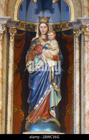 Vierge Marie avec le bébé Jésus, statue sur le haut autel dans l'église paroissiale de la Visitation de la Vierge Marie à Garesnica, Croatie Banque D'Images