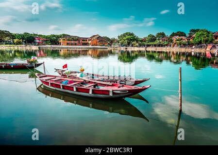 Bateau debout dans la rivière à Hoi an Banque D'Images