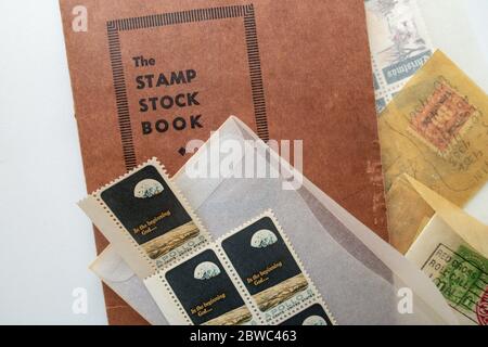 Timbres vintage et un stock book, USA Banque D'Images