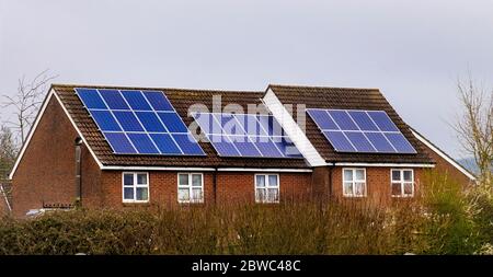 Photo de panneaux solaires sur le toit de maisons en terrasse fournissant une source d'énergie renouvelable. Banque D'Images