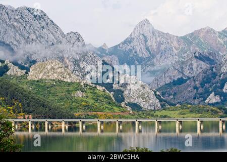 Dans un cadre montagneux magnifique, ce pont porte la N-621 à travers le réservoir de Riano, Leon, Espagne. Banque D'Images