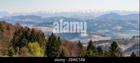 Printemps Krivanska Mala Fatra montagnes de Javornitky entre Vojtov vrch et les collines de Chotarny kopec près de Murcovci village au-dessus de Dunajov Banque D'Images