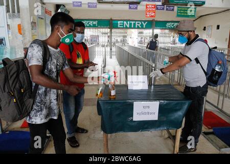 Dhaka, Bangladesh. 31 mai 2020. Les passagers se désinfectent les mains à la gare de Kamlapur à Dhaka, au Bangladesh, le 31 mai 2020. Les bureaux, les entreprises et les services de transport ont repris dimanche au Bangladesh à une échelle limitée après avoir été suspendus pendant deux mois après l'épidémie de COVID-19. Crédit: STR/Xinhua/Alay Live News Banque D'Images