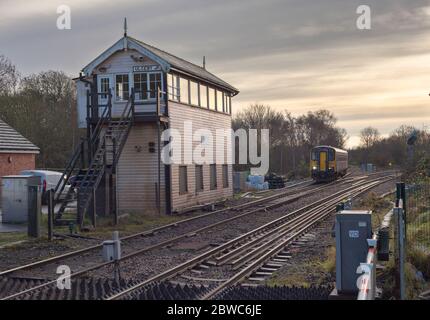 Train à transport unique de classe 153 du rail du Nord 153332 passant la grande boîte de signalisation mécanique à Ulceby, Lincolnshire Banque D'Images