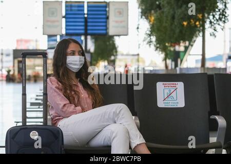 Gdansk, Pologne 29 mai 2020 une jeune femme attend son vol charter portant un masque facial en raison de la pandémie Covid-19 est vue à l'aéroport Lech Walesa de Gdansk, Pologne, le 29 mai 2020 © Vadim Pacajev / Alay Live News Banque D'Images