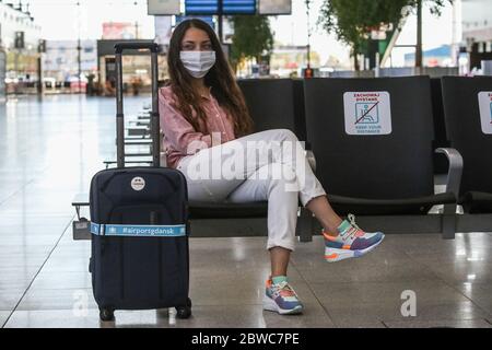 Gdansk, Pologne 29 mai 2020 une jeune femme attend son vol charter portant un masque facial en raison de la pandémie Covid-19 est vue à l'aéroport Lech Walesa de Gdansk, Pologne, le 29 mai 2020 © Vadim Pacajev / Alay Live News Banque D'Images