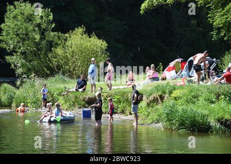 Peebles Scottish Borders, Royaume-Uni .31 mai 20 . Au soleil sur le parc Hay Lodge, les visiteurs et les habitants de la région apprécient la baignade par beau temps et le pique-nique au bord de la rivière Tweed. Crédit : eric mccowat/Alay Live News Banque D'Images