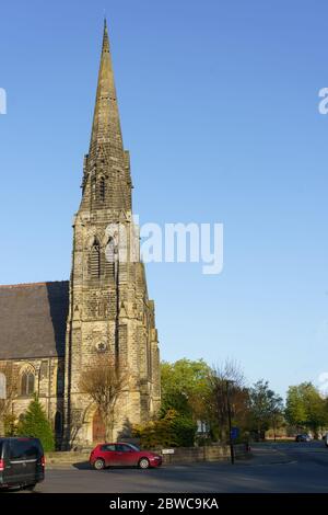 Église de la Trinité ensoleillée avec ciel bleu en arrière-plan, Harrogate, North Yorkshire, Angleterre, Royaume-Uni. Banque D'Images