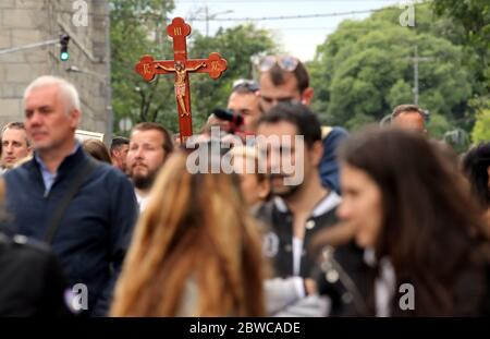 Belgrade, Serbie. 31 mai 2020. Les militants anti-vaccination tiennent des icônes et des croix lors d'une manifestation à Belgrade. Les personnes qui ne soutiennent pas la vaccination obligatoire des enfants, demandent un changement de la législation et autorisent l'admission d'enfants non vaccinés dans les écoles. Banque D'Images