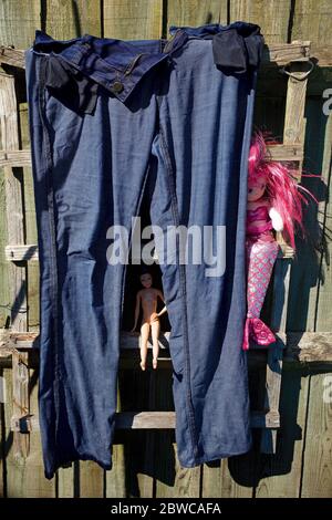 Jeans mouillés séchant au soleil avec jouets pour enfants Banque D'Images