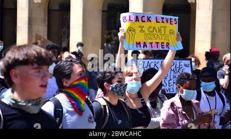 Une manifestation Black Lives Matter a attiré plusieurs centaines de manifestants dans le centre de Manchester, en Angleterre, au Royaume-Uni, le 31 mai 2020, en solidarité avec les manifestants en Amérique à l'occasion de la mort de George Floyd. Floyd, un homme afro-américain, est décédé à Minneapolis, Minnesota, États-Unis, le 25 mai 2020, alors qu'il était arrêté par 4 policiers après qu'un assistant de magasin ait prétendu avoir essayé de payer avec une fausse facture de 20 $. Banque D'Images