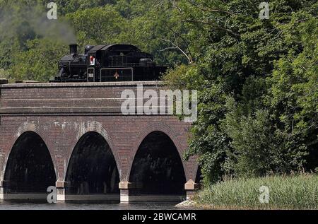 Loughborough, Leicestershire, Royaume-Uni. 31 mai 2020. Un train à vapeur standard de classe 2 de la Great Central Railway passe au-dessus du réservoir de Swithland tout en étant testé après que les restrictions de confinement en cas de pandémie du coronavirus aient été assouplies. Credit Darren Staples/Alay Live News. Banque D'Images