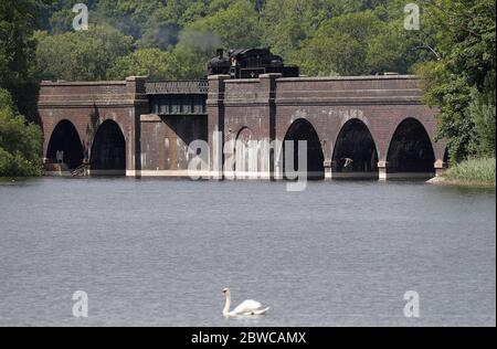 Loughborough, Leicestershire, Royaume-Uni. 31 mai 2020. Un train à vapeur standard de classe 2 de la Great Central Railway passe au-dessus du réservoir de Swithland tout en étant testé après que les restrictions de confinement en cas de pandémie du coronavirus aient été assouplies. Credit Darren Staples/Alay Live News. Banque D'Images