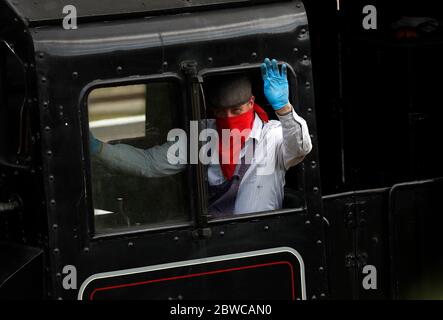 Loughborough, Leicestershire, Royaume-Uni. 31 mai 2020. Le conducteur d'un train à vapeur de classe 2 standard de la grande gare centrale Waves lors d'un essai après que les restrictions de confinement en cas de pandémie du coronavirus ont été assouplies. Credit Darren Staples/Alay Live News. Banque D'Images