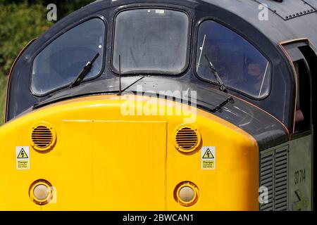 Loughborough, Leicestershire, Royaume-Uni. 31 mai 2020. Un conducteur masqué teste une locomotive diesel de classe 37 du Great Central Railway après que les restrictions de confinement en cas de pandémie du coronavirus ont été assouplies. Credit Darren Staples/Alay Live News. Banque D'Images