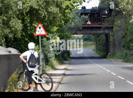 Loughborough, Leicestershire, Royaume-Uni. 31 mai 2020. Un cycliste s'arrête pour observer les essais d'un train à vapeur de classe 2 standard depuis le Great Central Railway après que les restrictions de confinement en cas de pandémie du coronavirus aient été assouplies. Credit Darren Staples/Alay Live News. Banque D'Images