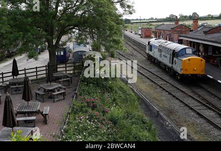 Loughborough, Leicestershire, Royaume-Uni. 31 mai 2020. Une locomotive diesel de classe 37 du Great Central Railway passe devant un café vide lors d'un essai après que les restrictions de confinement en cas de pandémie du coronavirus ont été assouplies. Credit Darren Staples/Alay Live News. Banque D'Images