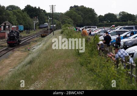 Loughborough, Leicestershire, Royaume-Uni. 31 mai 2020. Les membres du public regardent comme train à vapeur standard de classe 2 de la Great Central Railway après que les restrictions de confinement en cas de pandémie du coronavirus ont été assouplies. Credit Darren Staples/Alay Live News. Banque D'Images