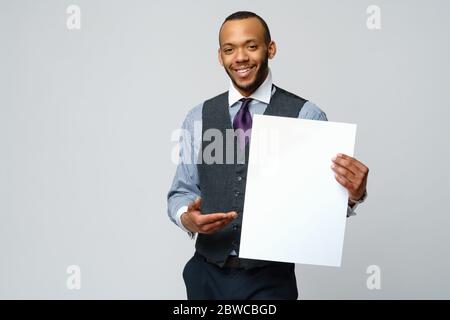 homme d'affaires afro-américain professionnel - présentant en main un panneau vierge Banque D'Images