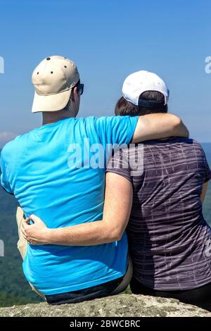 New Paltz, NY - 22 juin 2014 : jeune couple embrassant et profitant de la vue sur la vallée de l'Hudson sur un sommet de montagne dans le nord de l'État de New York. Banque D'Images