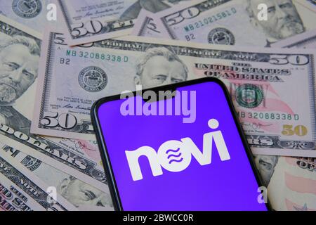 Stone /Royaume-Uni - Mai 28 2020 : logo Novi sur le smartphone placé sur les billets en dollars. Novi est un nouveau nom pour Facebook Calira portefeuille numérique nous Banque D'Images