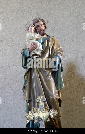 Saint Joseph tient bébé Jésus, statue sur l'autel à Saint Michel l'église paroissiale de l'Archange à Preloscica, Croatie Banque D'Images