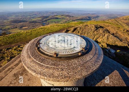 Une vue sur la campagne de Herefordshire et Toposcope sur Worcestershire Beacon dans les collines de Malvern, en Angleterre Banque D'Images