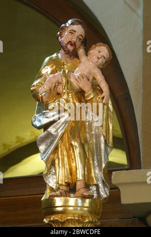 Saint Joseph tient la statue du bébé Jésus dans l'église paroissiale de la Sainte Croix à Sveti Kriz Zacretje, Croatie Banque D'Images