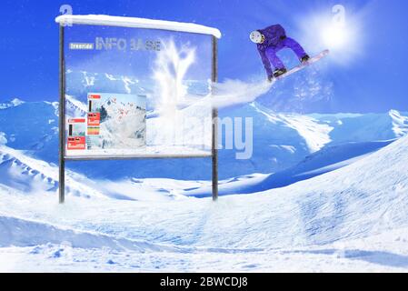 Photoshop montage, Snowboarder in Aktion mit Bewegungsverlauf, Spring durch Infotafel, Images de photos superposées Banque D'Images