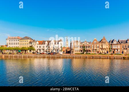 Canal à Middelburg, province de Zélande, pays-Bas, le jour ensoleillé du printemps. Middelburg est la capitale de Zeeland et compte environ 42,000 habitants. Banque D'Images