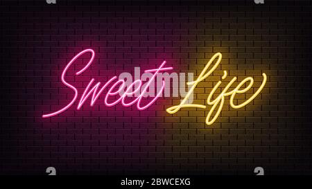 Neon Sweet Life, lettrage. Texte néon de Sweet Life sur fond de brique noire. Lumières vives rose et jaune de nuit. Mot, inscription et titre avec gl Illustration de Vecteur