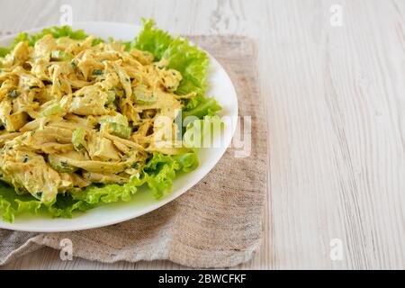 Salade de poulet au couronnement maison sur une plaque blanche, vue à bas angle. Espace de copie. Banque D'Images