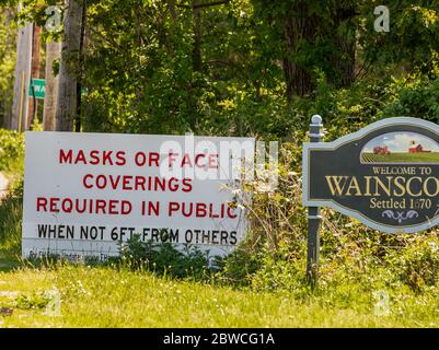 Panneau de bienvenue à Wainscott, NY et avis des masques ou revêtements de visage requis en raison de Covid 19 Banque D'Images